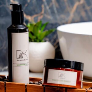 Une signature professionnelle dédiée à la beauté de la fibre capillaire. Purifier. Nourrir. Sublimer. Des formules d’exception, sans silicones, sans parabènes et sans sulfates.
