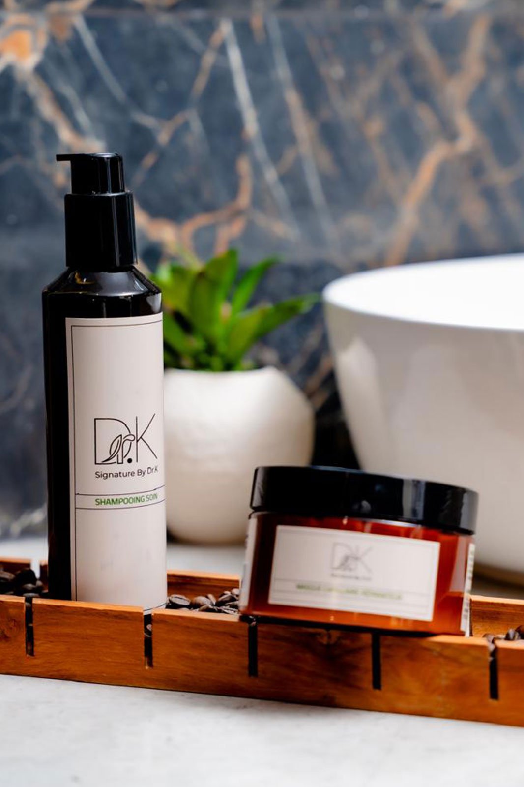 Une signature professionnelle dédiée à la beauté de la fibre capillaire. Purifier. Nourrir. Sublimer. Des formules d’exception, sans silicones, sans parabènes et sans sulfates.